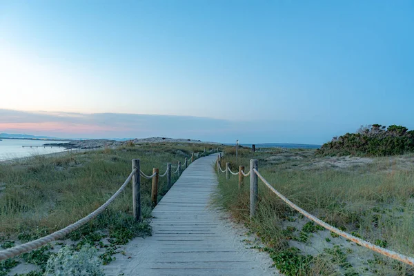 西班牙福尔门特拉岛上的西斯 伊尔莱特海滩上美丽的落日 — 图库照片