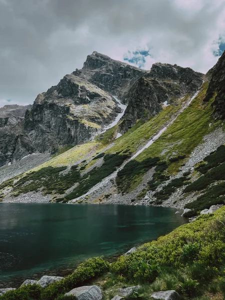 Mountain Landscape Rocky Cliffs Emerald Mountain Lake — Stockfoto