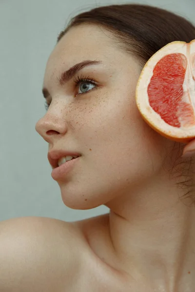 Close Portrait Young Woman Freckles Half Grapefruit — Foto de Stock