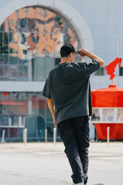 Στιλάτος Τύπος Μαύρο Καπέλο Μια Φωτογραφία Skateboard Από Πίσω — Φωτογραφία Αρχείου