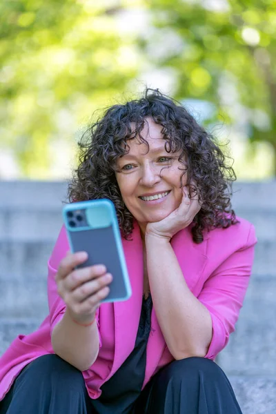 Cosmopolitan Woman Making Video Call Her Smartphone — Foto de Stock