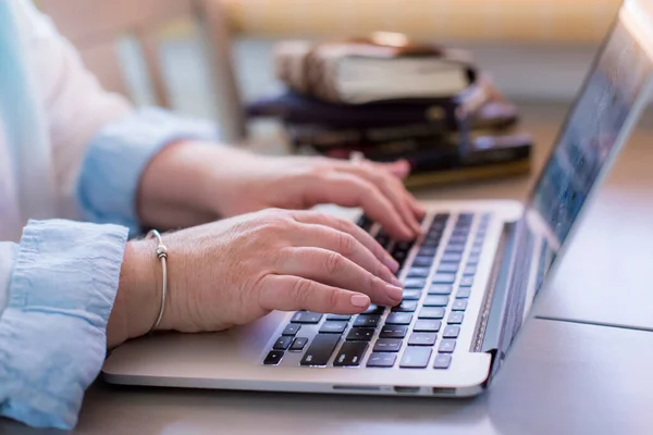 Close White Woman Hands Typing Laptop — Stockfoto