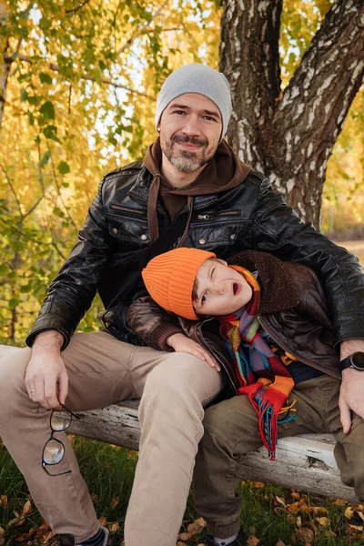 Otec Syn Sedí Pod Stromem Podzimním Trávníku — Stock fotografie