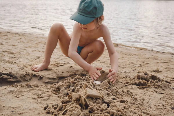 Dítě Hraje Pískem Vody — Stock fotografie