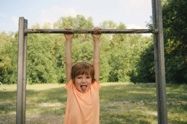 Kid Playing Outdoors Sport Summer Day Activity — Fotografia de Stock