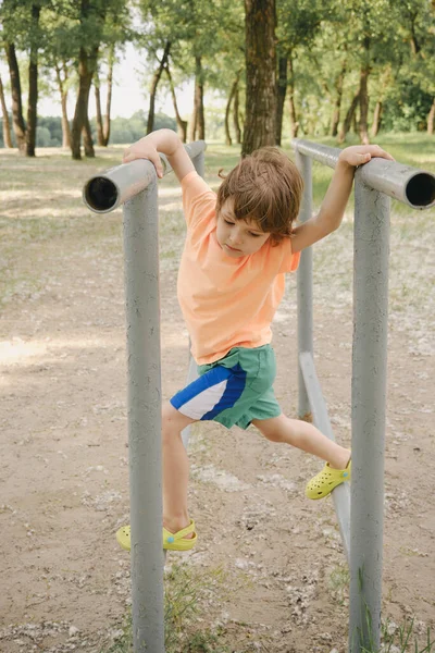 Kid Playing Outdoors Sport Summer Day Activity — Fotografia de Stock