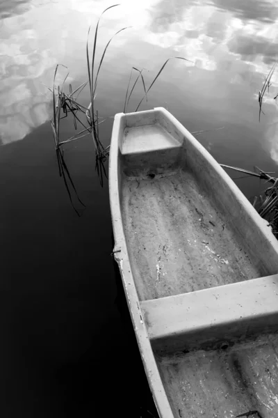 Rustikální Loď Laguně — Stock fotografie