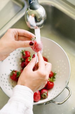 Kadın çilek mutfak yıkama