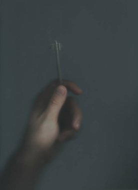 Elinde anahtar olan bir adam siste anahtar deliği arıyor.