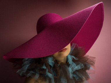 Stüdyoda pembe şapkalı kız