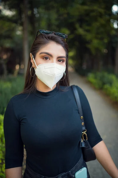 Parkta Maskeli Genç Bir Latin Kadın — Stok fotoğraf