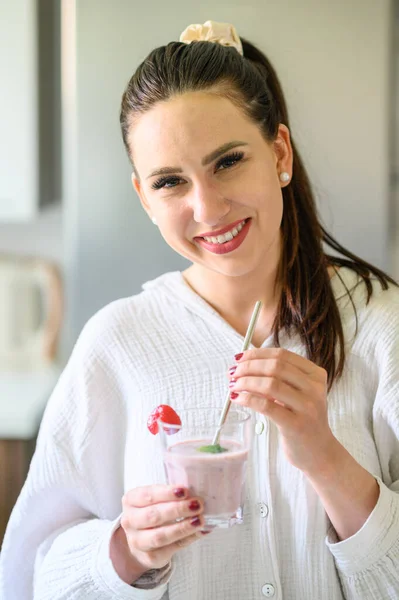 Young Smiling Woman Holding Fruit Smoothie Metal Straw — Foto Stock