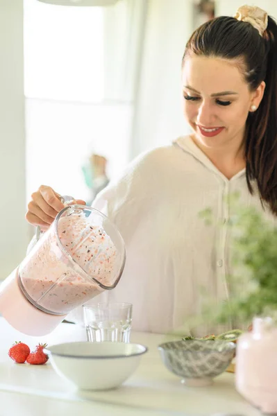 Smiling Woman Pouring Smoothie Glass — Stock Photo, Image