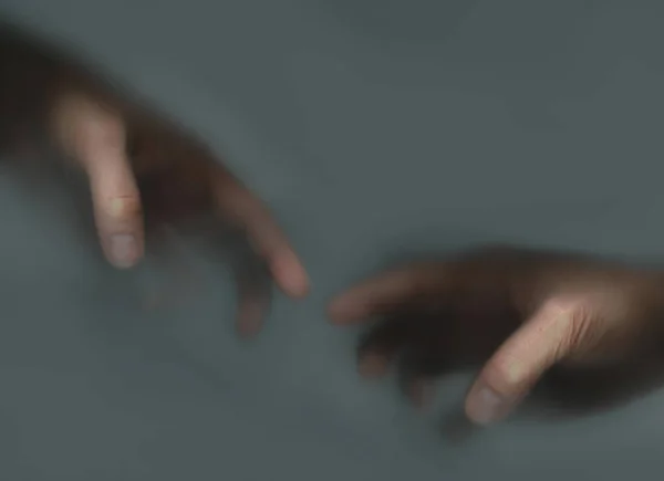 Dwie Ręce Wyciągnięte Siebie Mgle — Zdjęcie stockowe