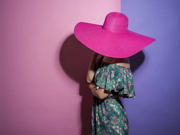 Stüdyoda Pembe Şapkalı Kız — Stok fotoğraf