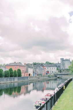 Kilkenny, İrlanda 'da nehir, kale ve renkli evler manzarası