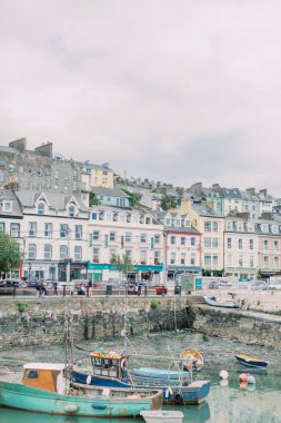 Cobh, İrlanda 'da kayıklar, evler ve taş kapılar.