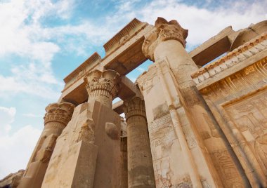 Gün batımında, Mısır Nil Nehri, Kom Ombo Tapınağı kalıntıları