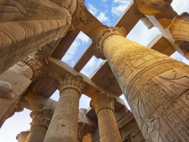 Gün batımında, Mısır Nil Nehri, Kom Ombo Tapınağı kalıntıları