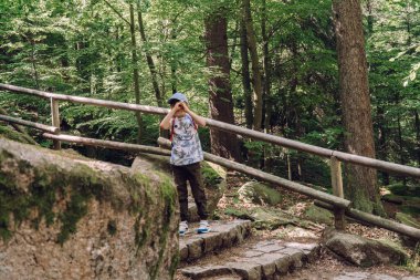 Küçük çocuk ormanda kalır, çocuklar için doğa eğitimi, sonbahar faaliyeti fikirleri