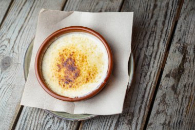 Eritilmiş provolone ızgara peyniri yemek için ideal.