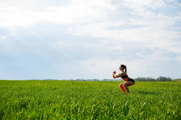 Девушка Спортсмен Делает Приседания Природе Упражнения Ягодиц Молодая Женщина Занимается — стоковое фото