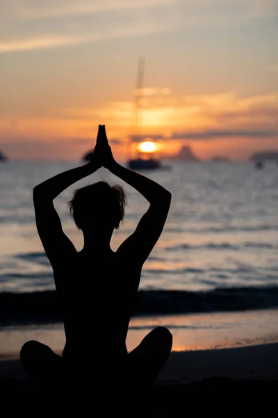 Silhouette Fitness Model Doing Yoga Sunset Time — ストック写真