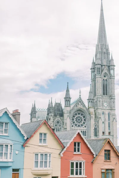 Fila Casas Coloridas Frente Catedral Cobh Irlanda — Foto de Stock