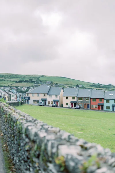 Ряд Красочных Домов Каменными Воротами Дингле Ирландия — стоковое фото