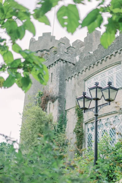 Poste Lâmpada Frente Castelo Malahide Irlanda — Fotografia de Stock