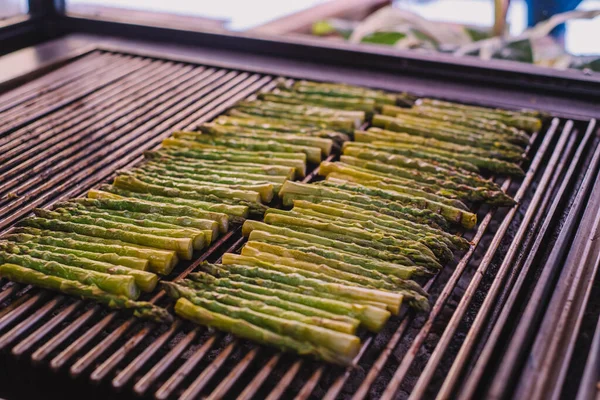 Lots Fresh Asparagus Simmering Grill —  Fotos de Stock