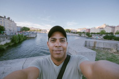 Yakışıklı genç Latin Lyon, Fransa 'da selfie çekiyor.