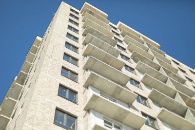 Ev inşaatı. Rusya 'da konut inşaatı. Şehirde yeni bir ev. Bina detayları.