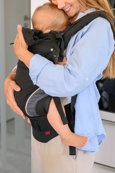 Mother Hands Hug Baby Wrapped Sling Carrier Indoor — Fotografia de Stock