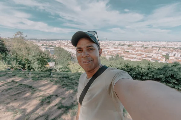 Bel Giovane Latino Scattare Selfie Nella Città Lione Francia — Foto Stock