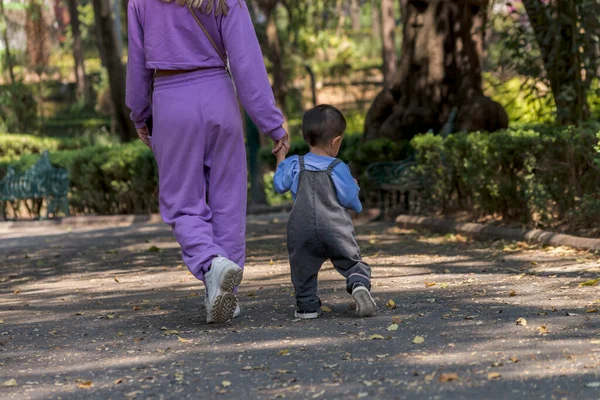 Ibu Latin Dengan Bayinya Laki Laki Berjalan Jalan Taman Mexico — Stok Foto