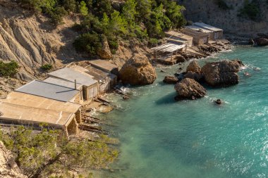 Es Portitxol, İbiza, İspanya 'da turkuaz sular. İbiza Adası 'nda, Sant Joan de Labritja' da gizli bir koy..