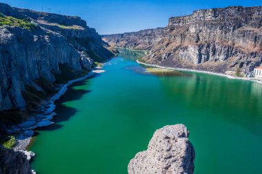 Epic mountain landscape scenery from the walking trail of Shoshone Falls
