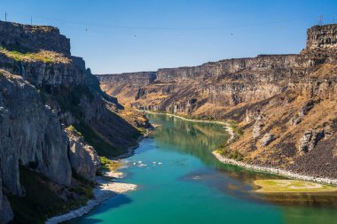 Epic mountain landscape scenery from the walking trail of Shoshone Falls