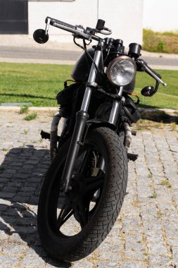 Siyah klasik motosiklet şehir caddesinde. Yaklaş.