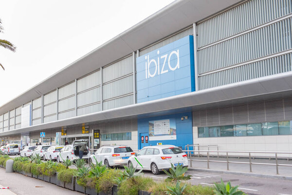 Ибица, Испания: 2019 Ноябрь 04: Плато международного аэропорта Ибица с экстремально драматическим освещением, Ибица, балеарский остров
