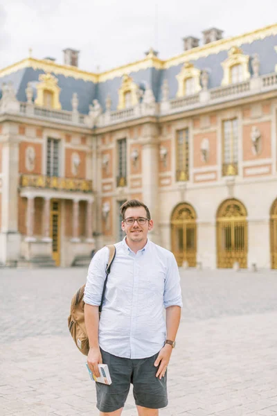 Young Man Glasses Stands Front Versaille Palace — Stok fotoğraf