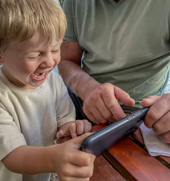 Child Happy Smartphone — Stockfoto
