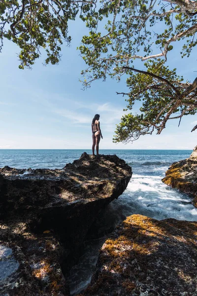 Woman Top Rock Middle Caribbean Sea — Fotografia de Stock