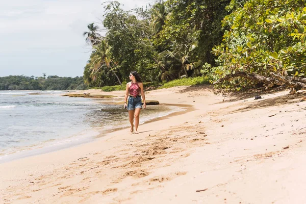 Woman Beach Costa Rica — Stockfoto