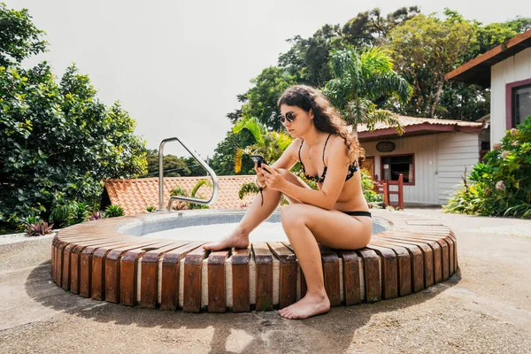 Woman Sitting Jacuzzi Hotel Mobile — Fotografia de Stock