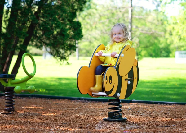Little Blond Girl Playing Park Bee Ride — Fotografia de Stock