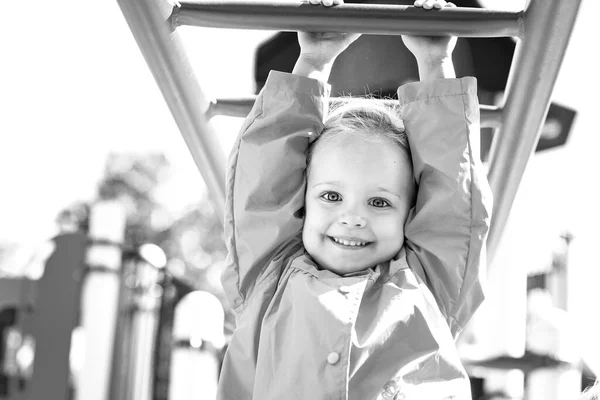 Sweet Little Girl Playing Park — Stockfoto
