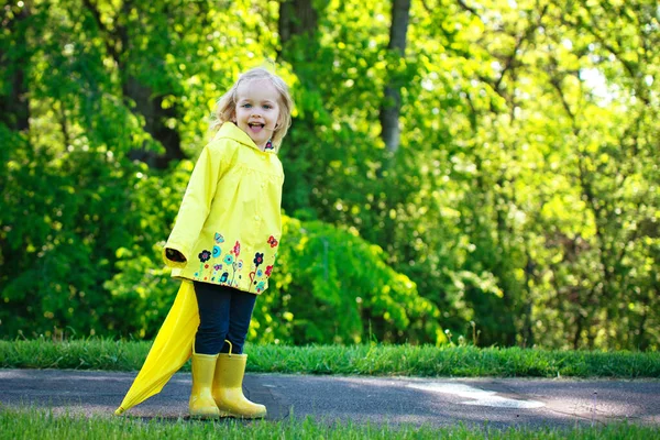 Sweet Little Blond Girl Toddler Yellow Raincoat Umbrella — Stockfoto