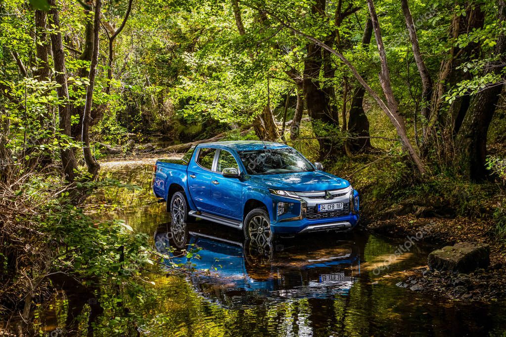 Mitsubishi L200 is parked on the stream